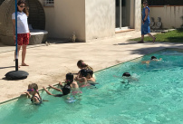 Des enfants apprenant l'aisance aquatique dans une piscine privée