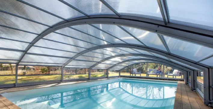 Abri de piscine : Abridéal présente Alto, son nouveau modèle mi-haut