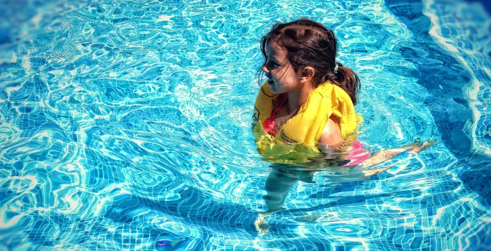 Abris, couvertures et volets pour piscine : La sécurité pour un été serein