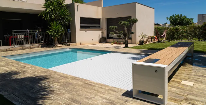 Cachez votre couverture hors-sol dans un banc pour sublimer votre piscine
