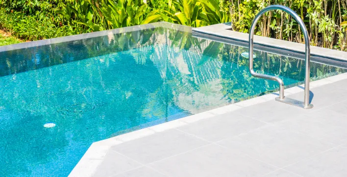 Comment réduire la consommation d’eau de ma piscine ?