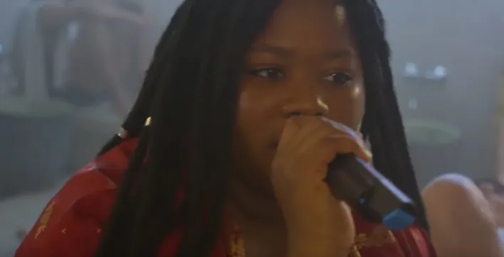 Un jeune groupe de hip-hop donne un concert dans un hammam