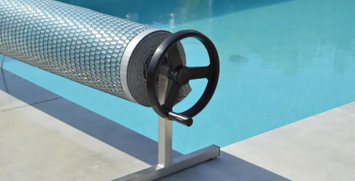 Une couverture de piscine isotherme pour un meilleur rendement thermique