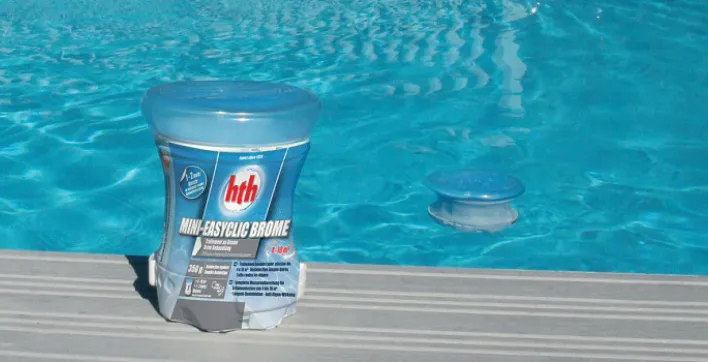 Traitement piscine au brome : le diffuseur flottant tout-en-un à placer simplement dans l’eau