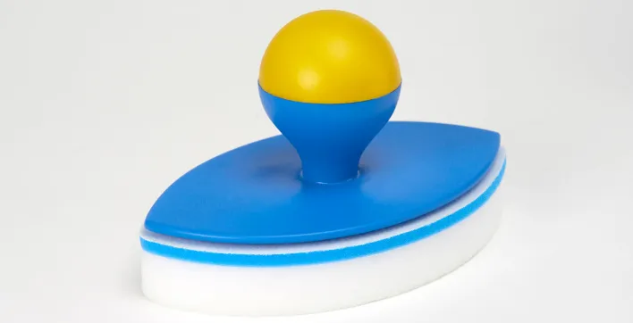 La grande gomme magique Pool Gom à poignée pour nettoyer la piscine