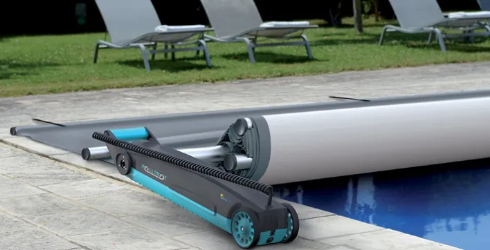Dispositif pour enrouler facilement la couverture à barres de votre piscine
