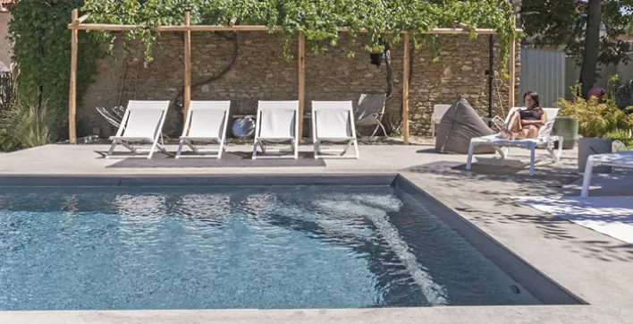 Equipement piscine : le choix malin des escaliers sous liner prêt-à-poser