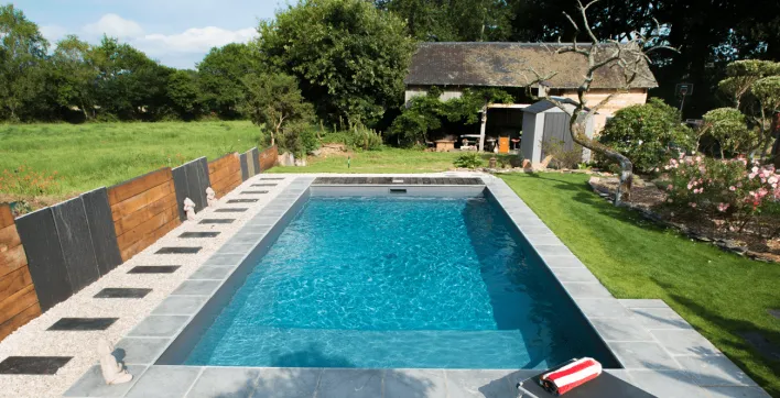 Inspiration piscine : Le bassin familial au liner gris anthracite signé Aquilus