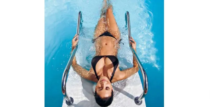 Floating Lounge, la station multifonction pour votre piscine