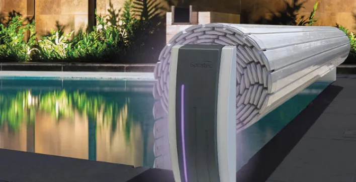 Équipement piscine : la couverture automatique hors-sol au design contemporain signée Sofatec