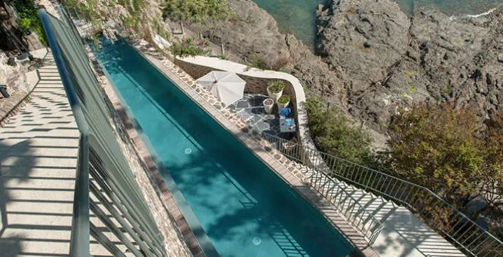 Une terrasse-jardin transformée en piscine