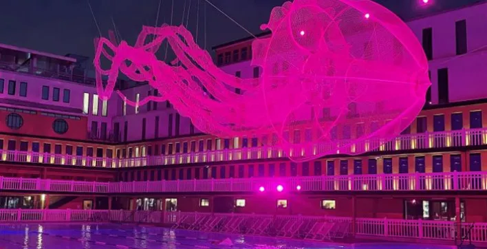 Piscine insolite : L’hôtel Molitor accueille une méduse géante au-dessus de son bassin