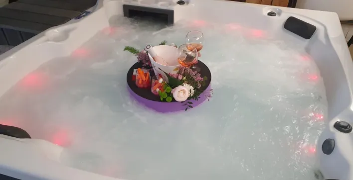 ApéroFun : le mini-bar flottant personnalisable pour allier détente et convivialité