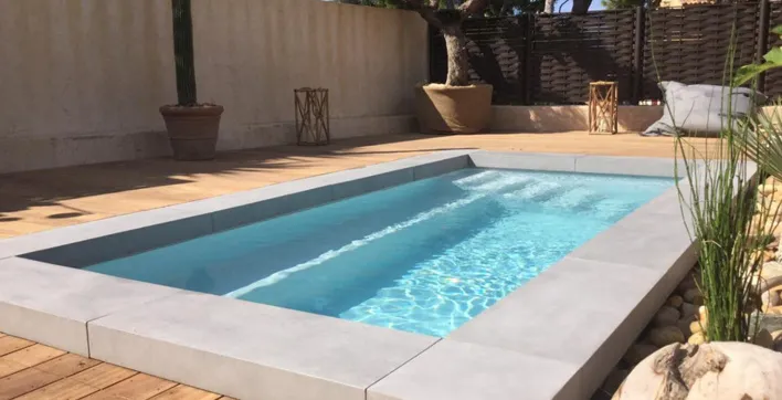 La mini piscine coque COMPACT d’Alliance Piscines sans permis de construire