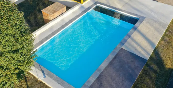 Piscine coque : Le nouveau modèle avec volet intégré sous plage de Piscines Ibiza