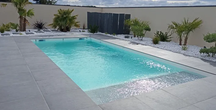 La piscine coque avec volet immergé sous plage signée Aboral