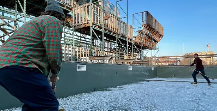 En Belgique, une piscine gelée se transforme en patinoire improvisée