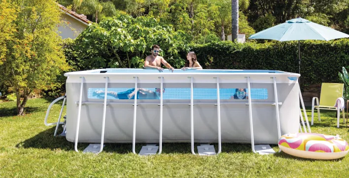 La piscine hors-sol avec fenêtre sur l’extérieur signée Intex