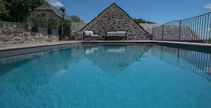 Un bassin dans une ancienne loge à cochons : le défi de Piscines de France