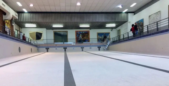 Une piscine transformée en galerie d’art