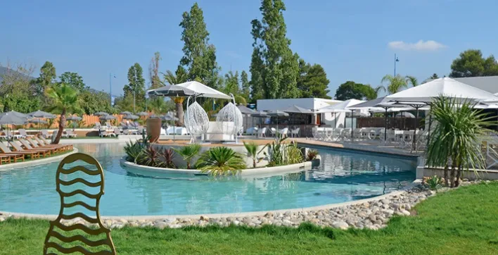 Une piscine qui fait plage, bar et restaurant !