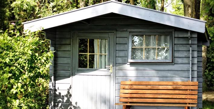 Dois-je payer des impôts si j’installe un abri dans mon jardin ?