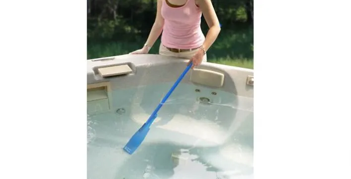 Un aspirateur de spa à piles