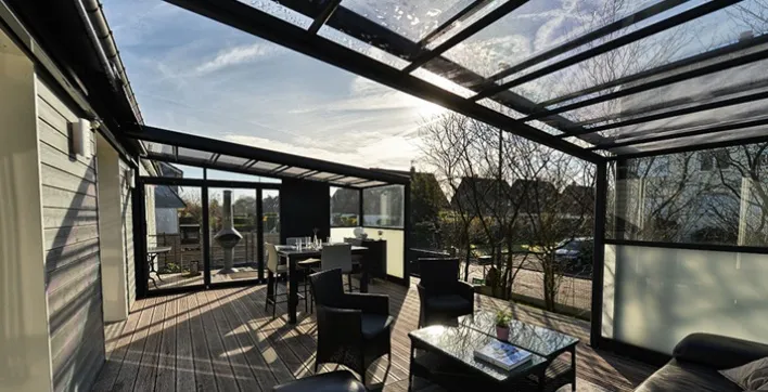 Abris terrasse : vos alliés pour le jardin et la piscine