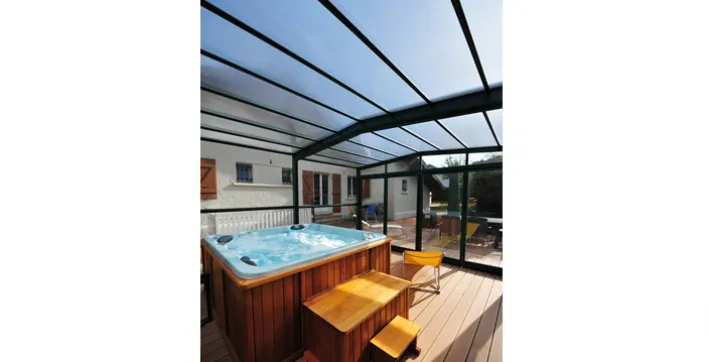 Abris angulaires pour terrasses et spas
