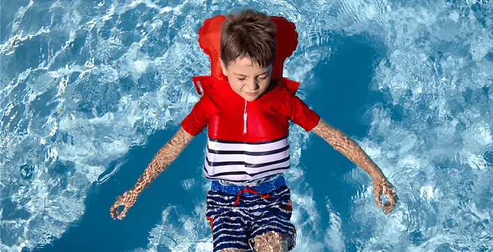Floatee, le tee-shirt flottant anti-noyade qui s’enfile facilement