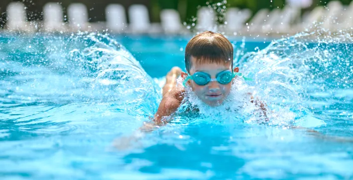 Un guide pour garder une eau de piscine toujours limpide