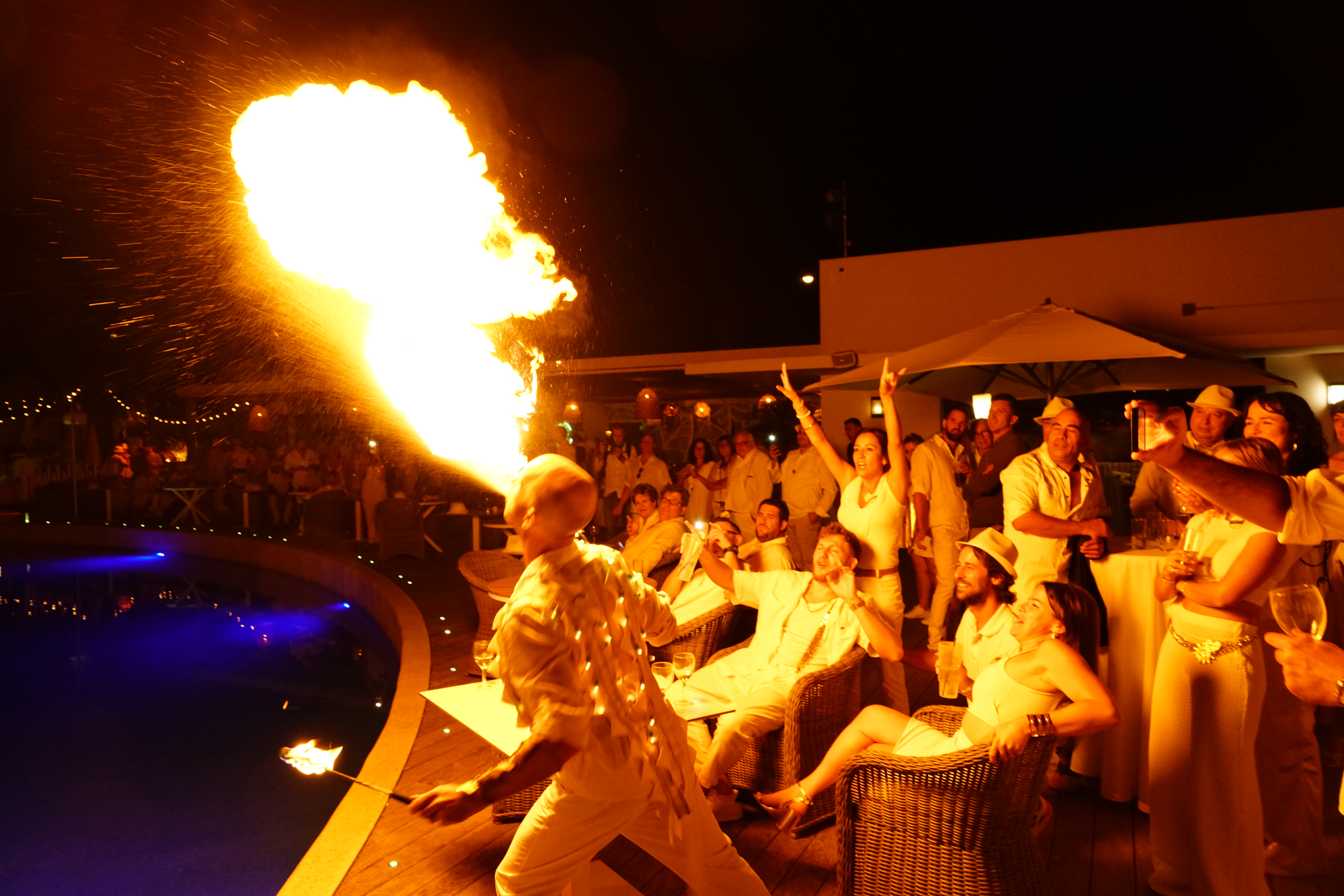 Les 50 ans de Diffazur Piscines avec un cracheur de feu 