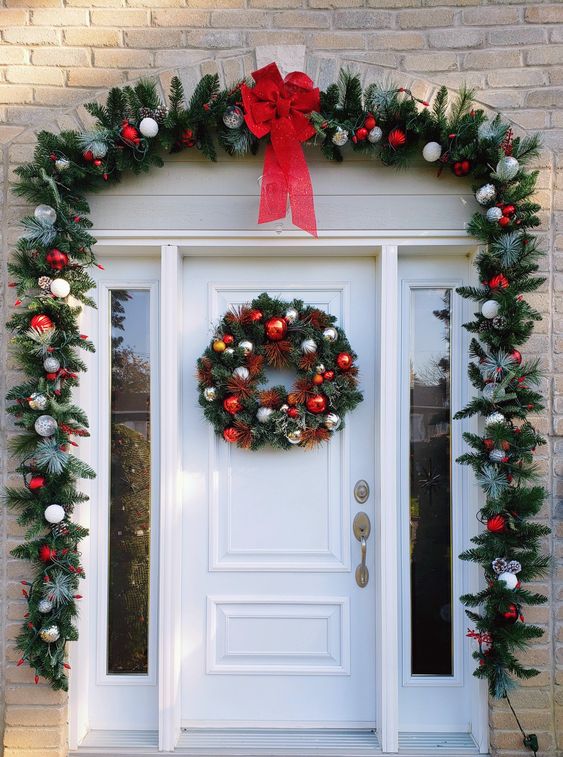 Un arc de porte décoré pour les fêtes de Noël