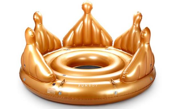 Une bouée gonflable en forme de couronne dorée géante
