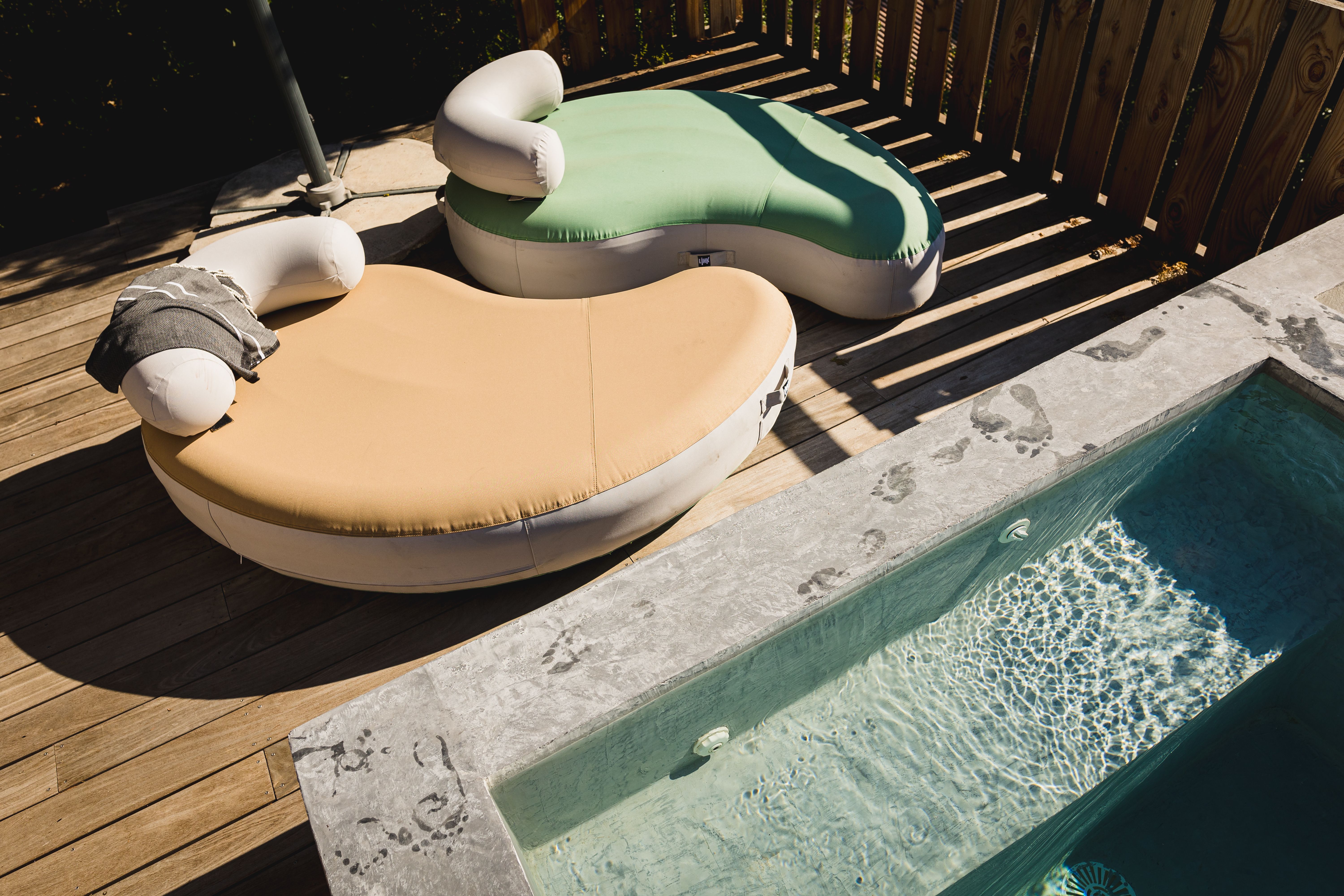 Le coussin de piscine XXL anti-chlore et anti-UV de Link Factories