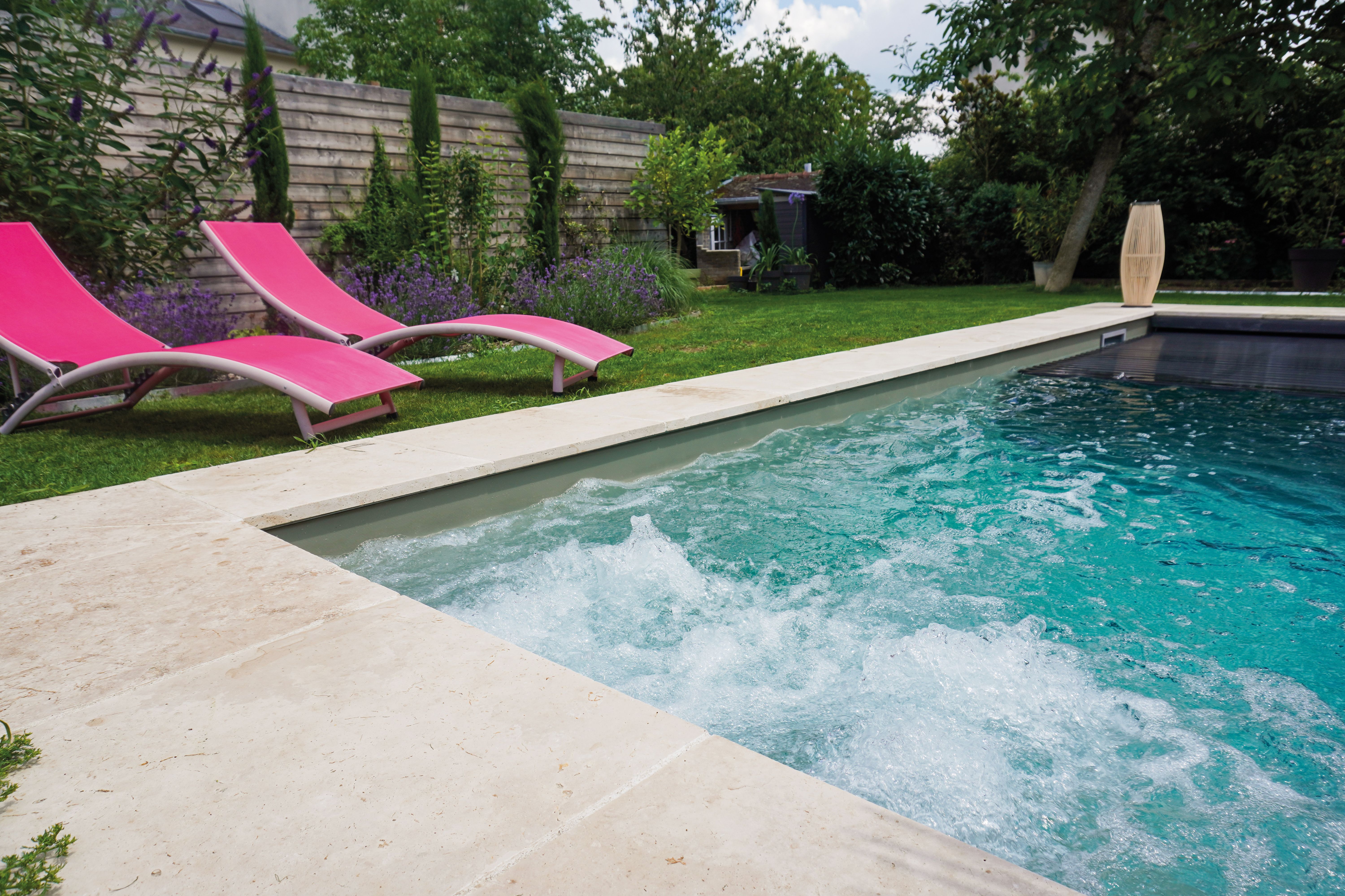 Un système d'hydromassage pour profiter d'une relaxation dans son bassin Caron Piscines