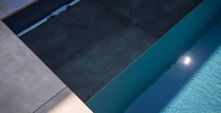 Le revêtement gris d'une piscine familiale signée Piscines de France