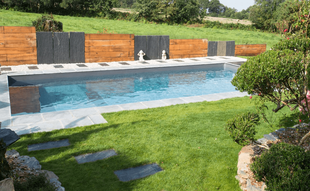 Une piscine Aquilus moderne et naturelle à la fois