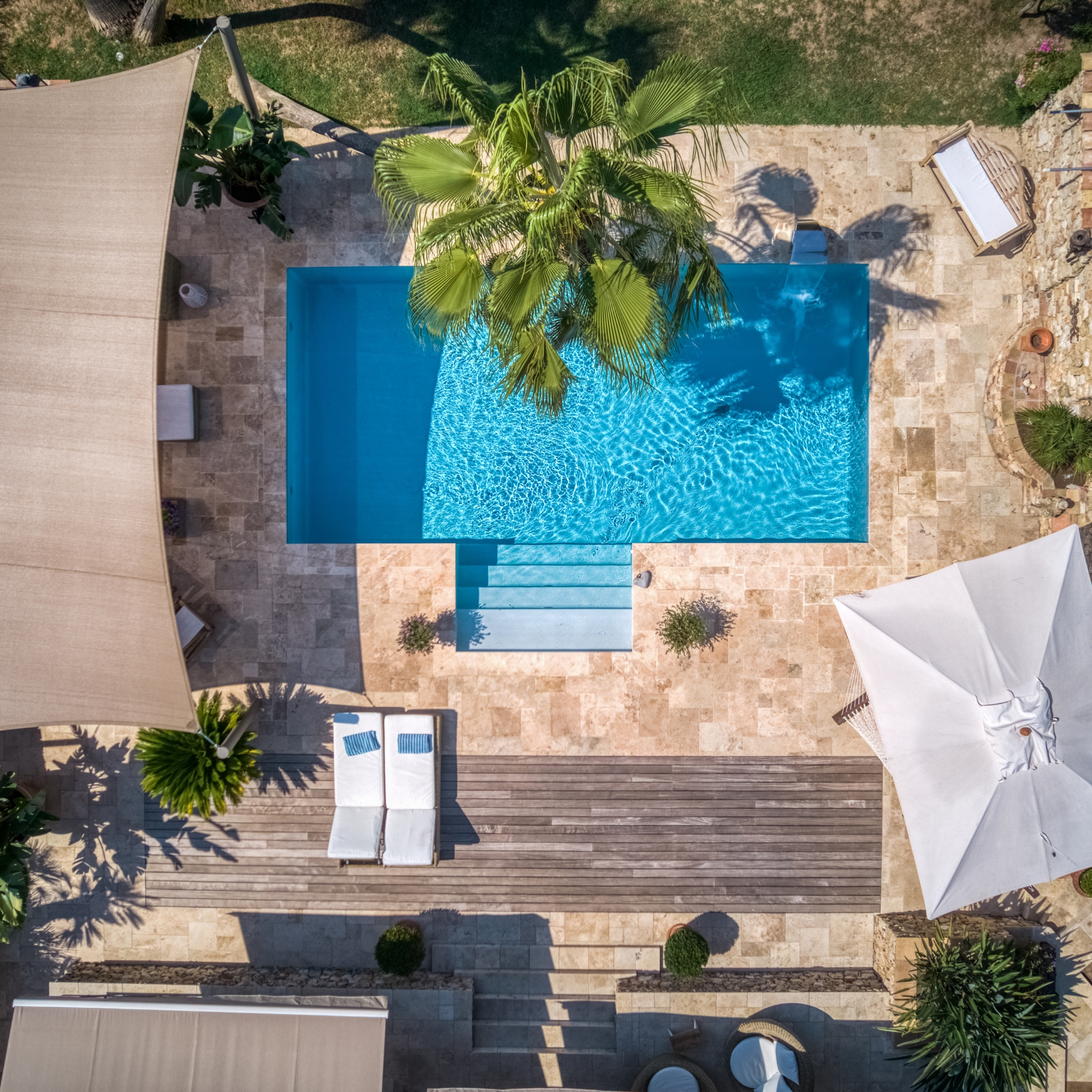 Une piscine avec escalier déporté signé Piscines de France