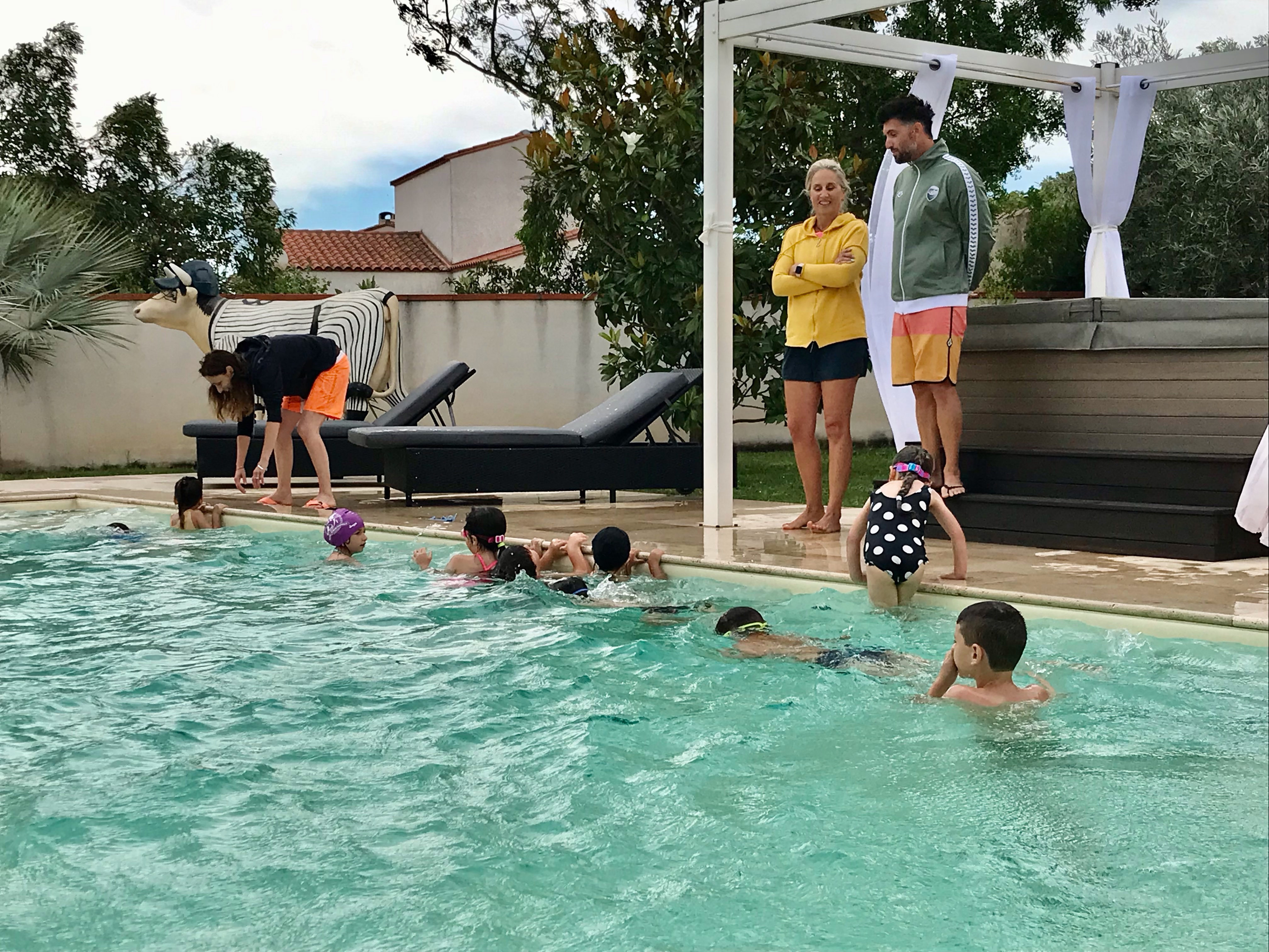 Des stages bleus pour apprendre à nager aux enfants dans des piscines privées