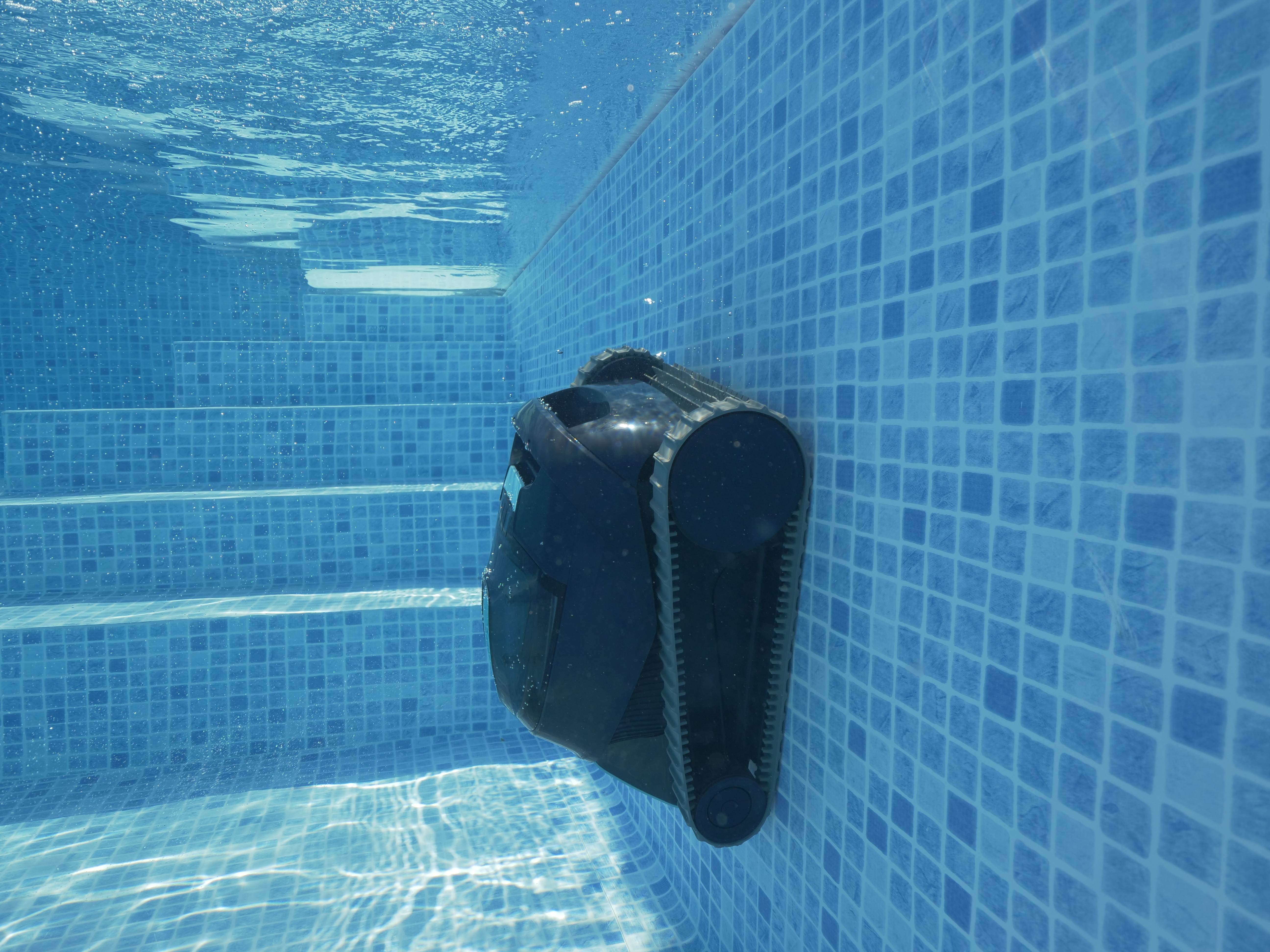Un robot de piscine sans fil avec cliqueur pour récupérer l'appareil