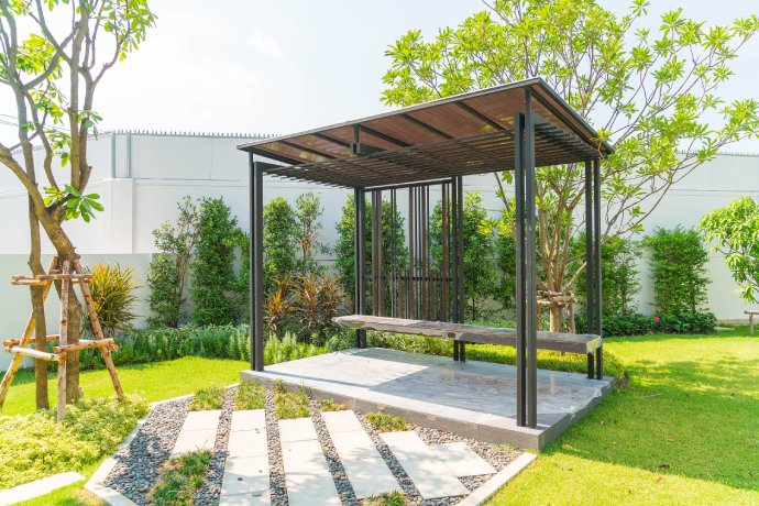 Une pergola bioclimatique pour aérer son salon de jardin