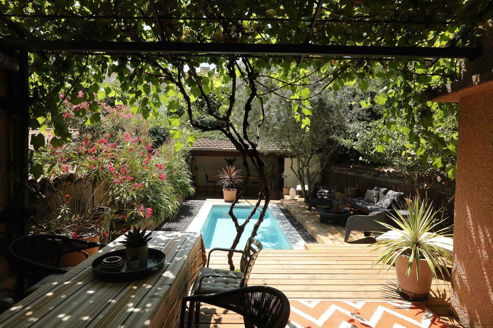 Une petite piscine de ville signée Aquilus dans un jardin exigu