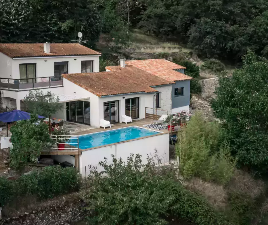 Une piscine Piscines de France construire au-dessus d'un garage