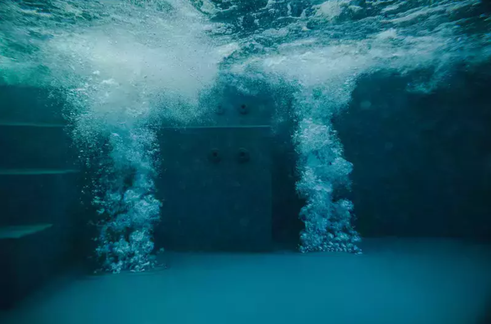 Une piscine intérieure avec balneo signée Piscines de France