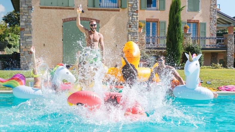 Profiter de sa piscine sans se soucier de l'entretien grâce aux nettoyeurs électriques de Pentair