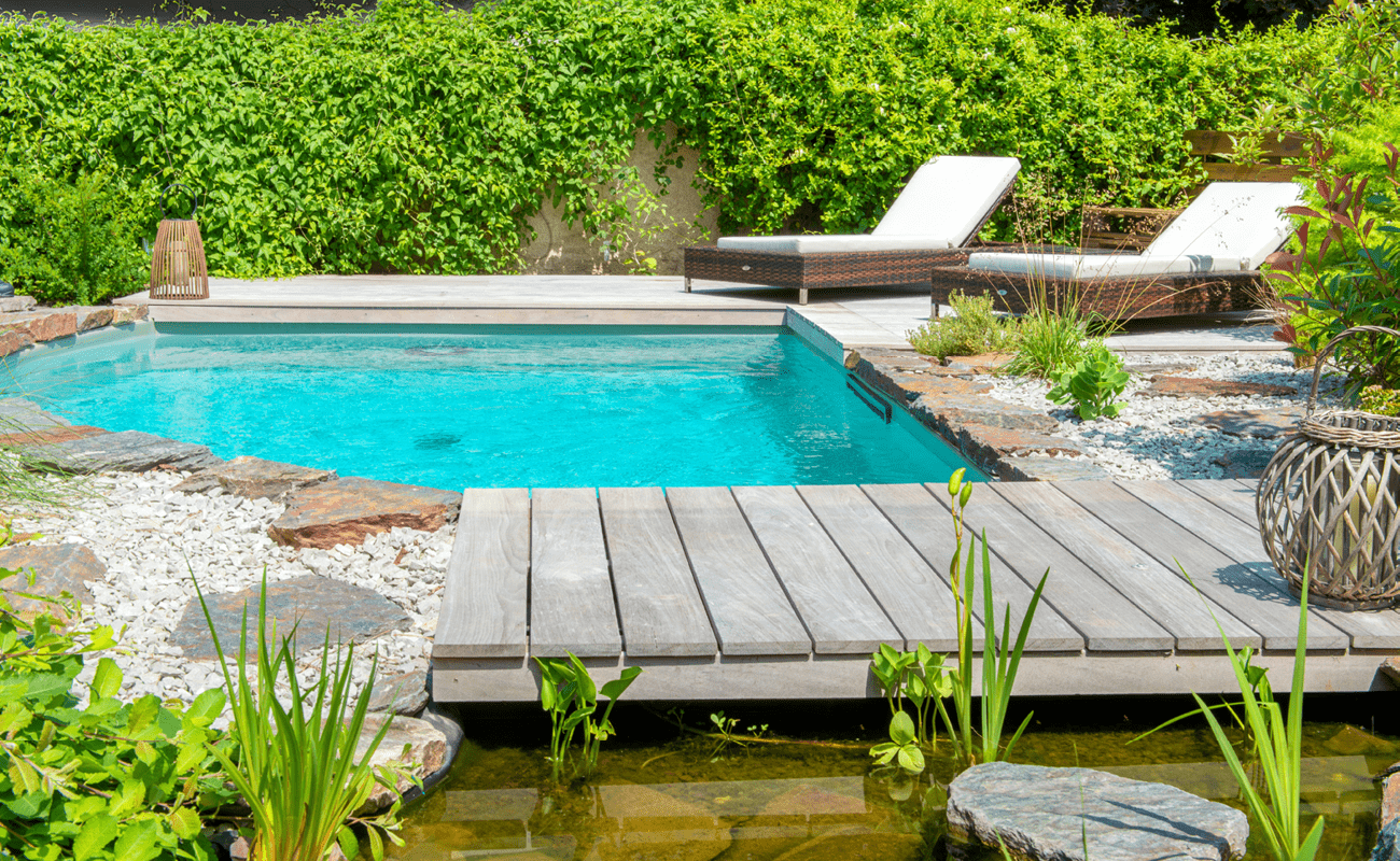 Une mini-piscine au coeur d'un jardin zen avec statue de bouddha