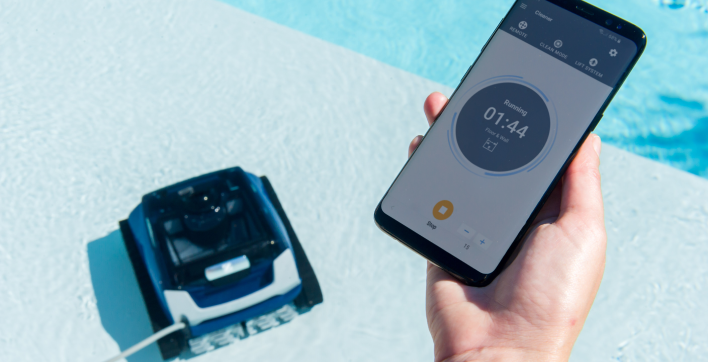 Nettoyer sa piscine avec le robot connecté de la gamme VOYAGER de Zodiac