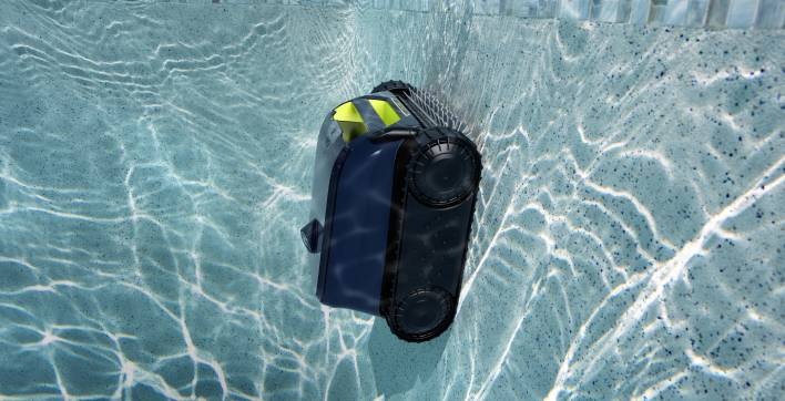 Le robot de piscine sans fil FREERIDER™ RF 42 iQ