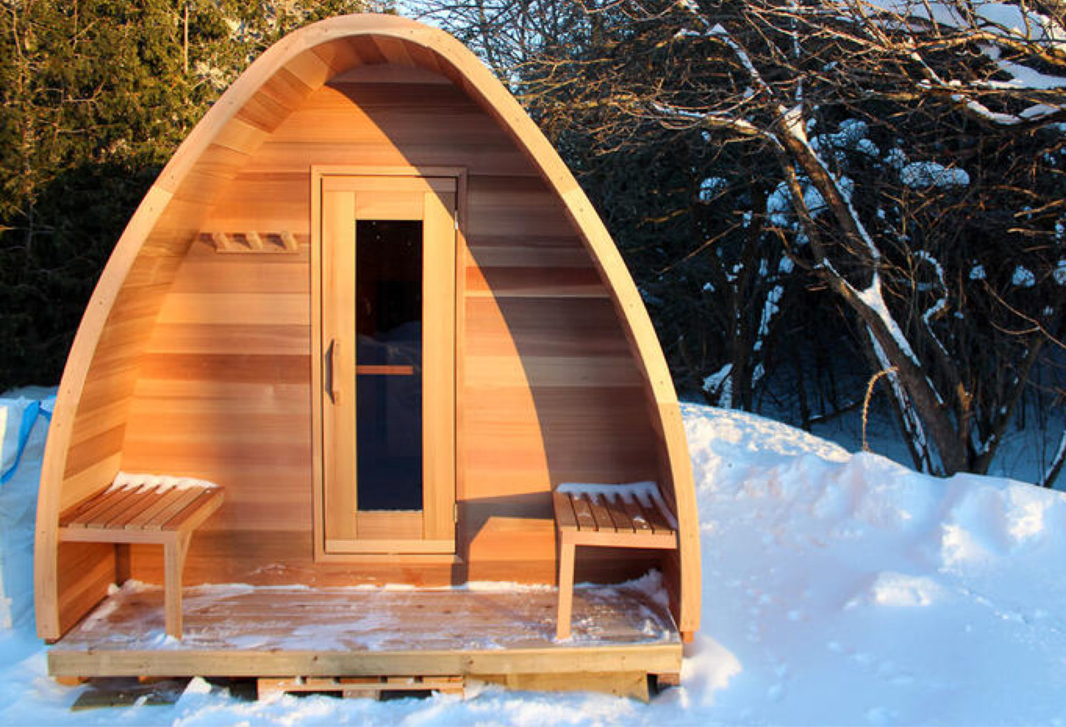 Un sauna d'extérieur de forme ovoïde made in Aquilus 